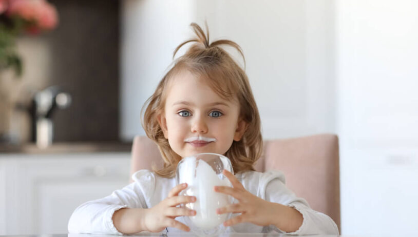 dijete pije mlijeko