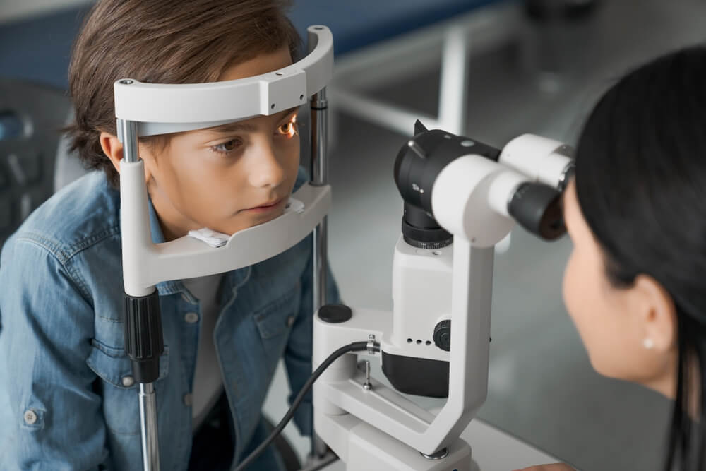 Dječak na pregledu kod okulista za astigmatizam
