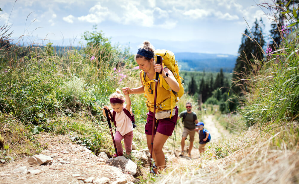 Obitelj na odmoru planinari s djecom