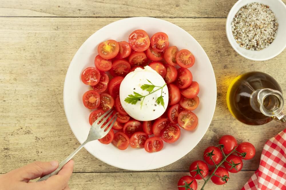 Ljetna salata od burrate i rajčica